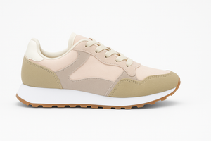 Zapatillas casuales beige para mujer con diseño moderno y detalles únicos